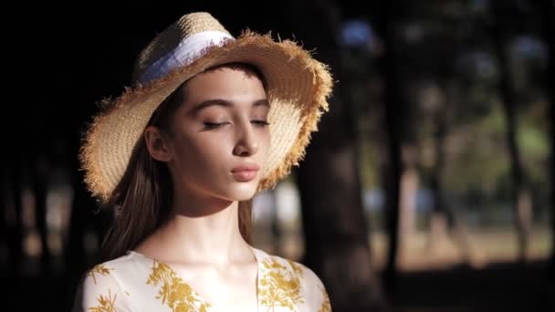 Ruhiges Mädchen mit sinnlichen Lippen posiert gegen Zeitlupe im Park — Stockvideo