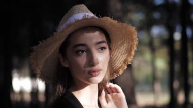 Şehvetli dudakları olan kadın bulanık park ağır çekimde