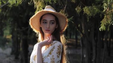 Bayan ormandaki bitkilerin arasında poz vererek kulak arkası kıllarını düzeltiyor.