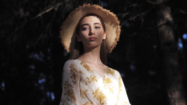 Gyönyörű nő szalma kalap és ruha a parkban lassított felvétel — Stock videók