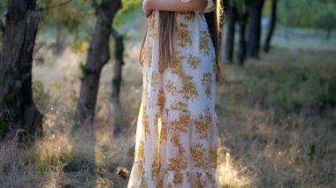 Uzun yaz elbisesi içinde güzel esmer manzaraya hayran.