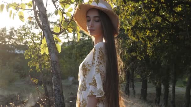 Bonita jovem mulher com cabelo longo ondulado por poses vento leve — Vídeo de Stock