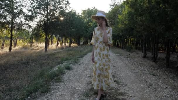 Modèle avec de longues poses de cheveux lâches debout sur la route au sol — Video