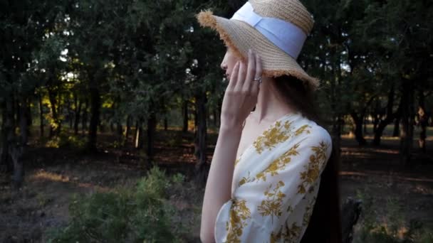 Jeune femme avec de longs cheveux lâches se tient près de la route au sol — Video