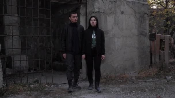 Terk edilmiş eski binaya sakin bir çift yaklaşıyor. — Stok video