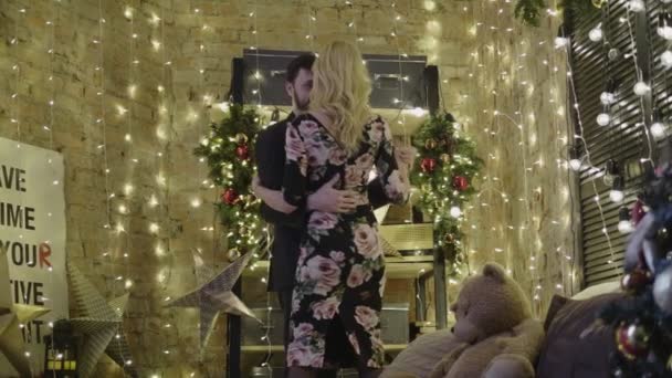 즐거운 부부 가집의 어두운 방에서 포옹 과 춤을 추는 모습 — 비디오