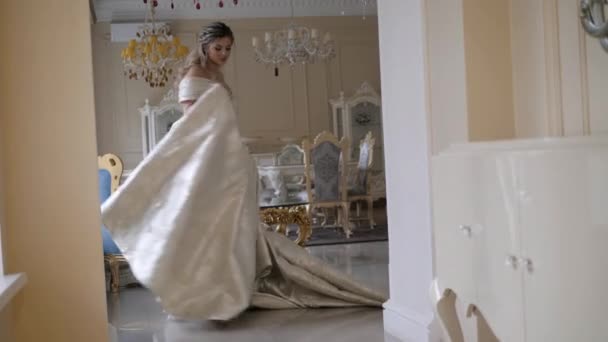 Νύφη στροβιλίζεται κρατώντας φούστα φόρεμα και βόλτες σε ευρύχωρο δωμάτιο — Αρχείο Βίντεο