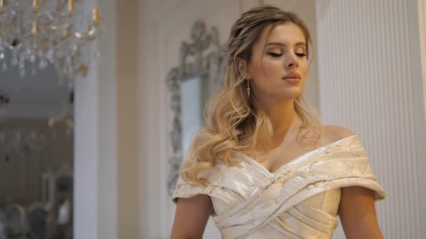 Bruid met mooie make-up poses kijken weg op fotosessie — Stockvideo