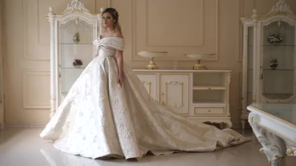 Femme en robe longue marche dans la chambre passé mobilier luxueux — Video