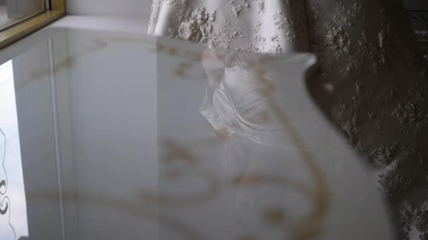 창문 근처에 있는 하얀 유리 테이블 표면에 반사되어 있는 여자 — 비디오