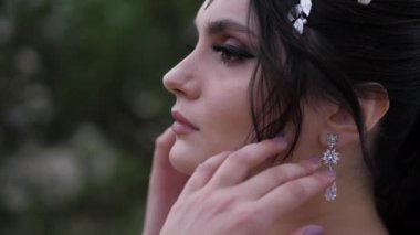 Güzel yüz hatları olan doğulu bir kadın saçlarını düzeltiyor.