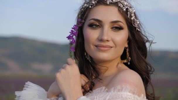 Novia sonriente en vestido de novia con flores cámara lenta — Vídeo de stock