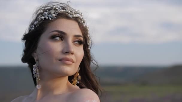 Sposa sognante con eleganti gioielli contro il cielo sfocato — Video Stock