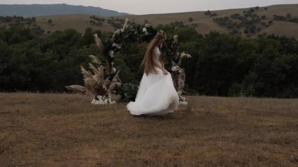 Lange haren bruid dansen met witte trouwjurk rok — Stockvideo