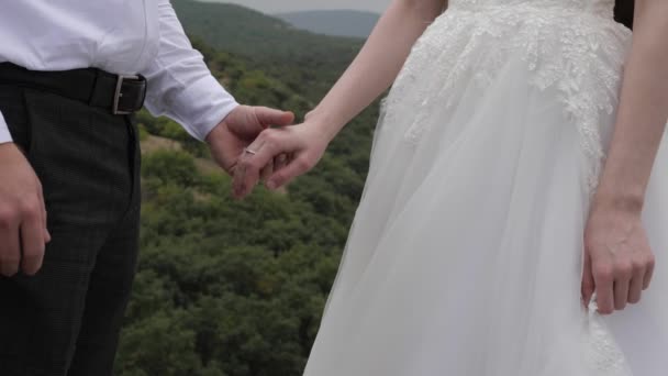 Романтична весільна пара приєднується тремтячими руками повільний рух — стокове відео