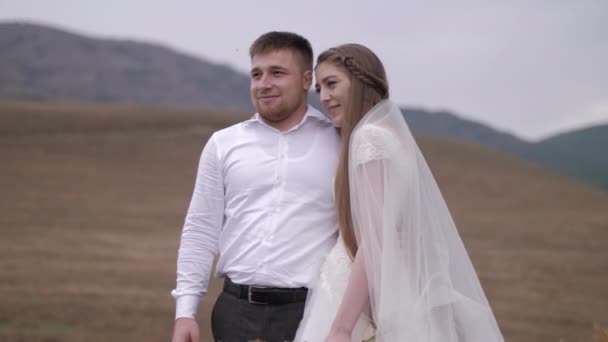 Bonito noivo abraços bela senhora no vestido de casamento branco — Vídeo de Stock