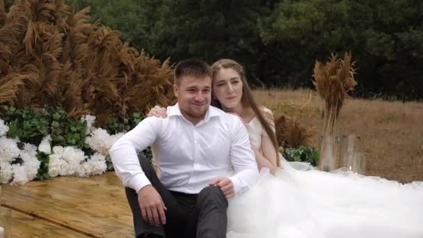 Long haired bride in white dress hugs fiance and smiles — 비디오