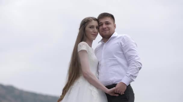 Feliz novia con largo pelo suelto sostiene prometido mano primer plano — Vídeo de stock