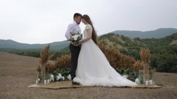 Boda pareja stands contra elegante miscanthus plumas — Vídeos de Stock