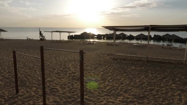 Barras horizontales situadas en la playa de arena contra el océano — Vídeos de Stock