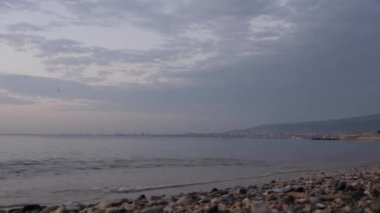 harika dalgalanan okyanus dalgaları çakıl taşı sahilinde yavaşça yuvarlanıyor.