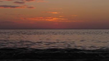 resim gibi sonsuz okyanus dalgaları turuncu günbatımı bulutlarını yansıtır