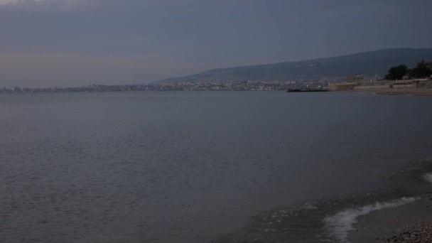 silhouette pittoresque de la ville sur un paysage vallonné à l'océan calme 