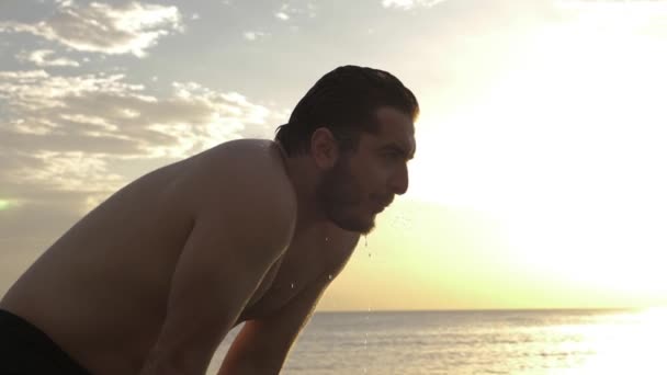 Красивый мужчина глубоко дышит после утренних упражнений — стоковое видео