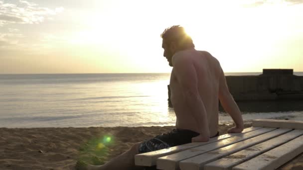 Des exercices sportifs sur une plage de sable fin contre un océan calme — Video