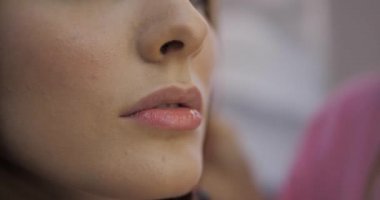 deneyimli vize uygulaması dudaklara renkli ruj sürer