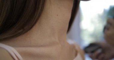 Profesyonel vize esmer boyuna pudra sürüyor.