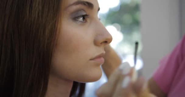 Artista de maquiagem profissional suaviza sombras coloridas — Vídeo de Stock