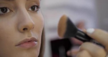 Gümüş yüzüklü yetenekli vizajiyeci daha yakından çekilir.