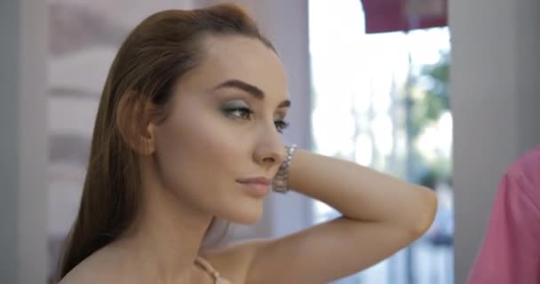 Make-up kunstenaar brengt oogschaduwen op mooi model gezicht — Stockvideo