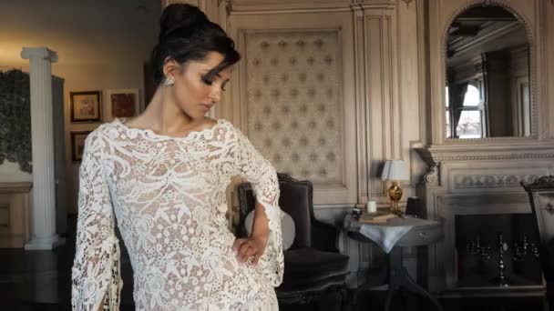 Menina morena atraente em poses vestido de noiva branco longo — Vídeo de Stock