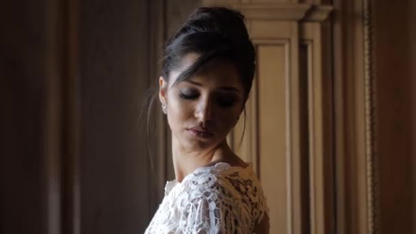 Beautiful lady with fashionable hairstyle poses close view — Stock Video