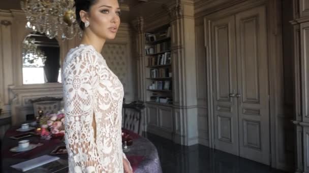 Jolie dame en robe de mariée longue marche le long de la chambre merveilleuse — Video