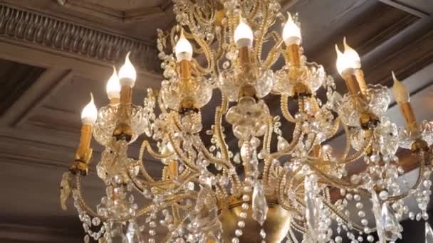 Розкішна лампа з елегантним дизайном і красивими люстрами — стокове відео