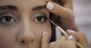 Güzellik salonu vizörleri, güzel bayanların göz kapaklarını kapatıyor.