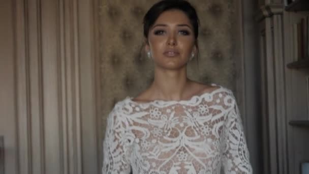 Model s módní účes procházky podél místnosti pomalé — Stock video