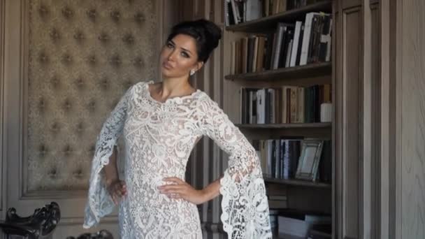 Επαγγελματικό μοντέλο σε λευκό δαντελωτό φόρεμα θέτει την αύξηση του χεριού — Αρχείο Βίντεο