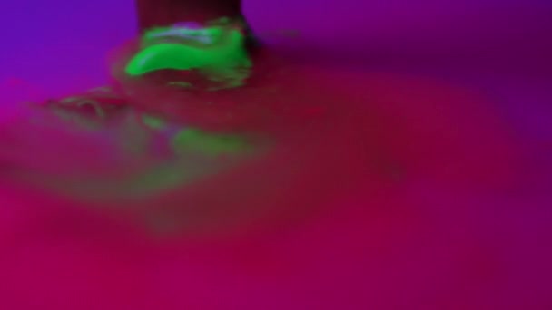 Pintor lava pincel preto de verde neon farb macro — Vídeo de Stock