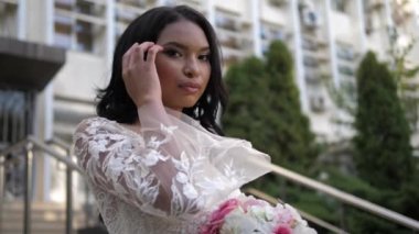 Sokakta uzun kollu gelinlik giyen çekici bir kız.