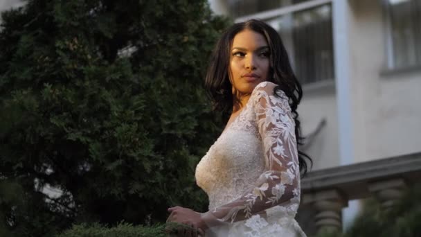 Beautiful lady in wedding dress in park low angle shot — Stock Video