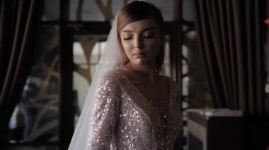 Gelinlikli güzel bayan restoran boyunca yürür.