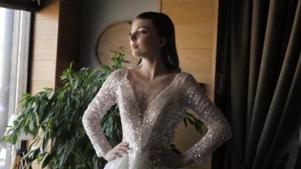 Noiva em poses de vestido de noiva na moda para close-up da câmera — Vídeo de Stock