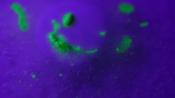 Spaventoso sorriso verde al neon scompare sulla dissoluzione macro compressa — Video Stock