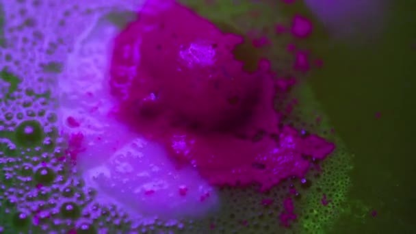 Color púrpura se disuelve en macro sustancia tóxica verde — Vídeo de stock