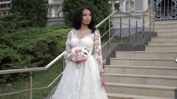 Seducente signora in bellissimo abito da sposa in pizzo sulle scale — Video Stock