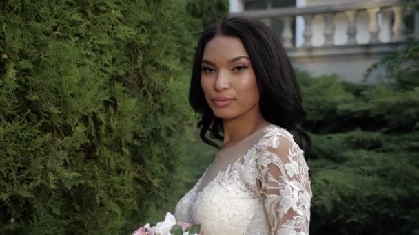 Afrikai amerikai menyasszony haj integetett a szél közelében bokrok — Stock videók